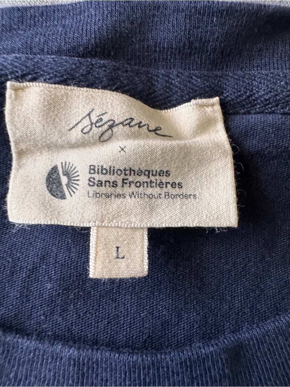 Sézane Navy Graphic Tee "L'ART DE LIRE" Size Large - Picture 2 of 8
